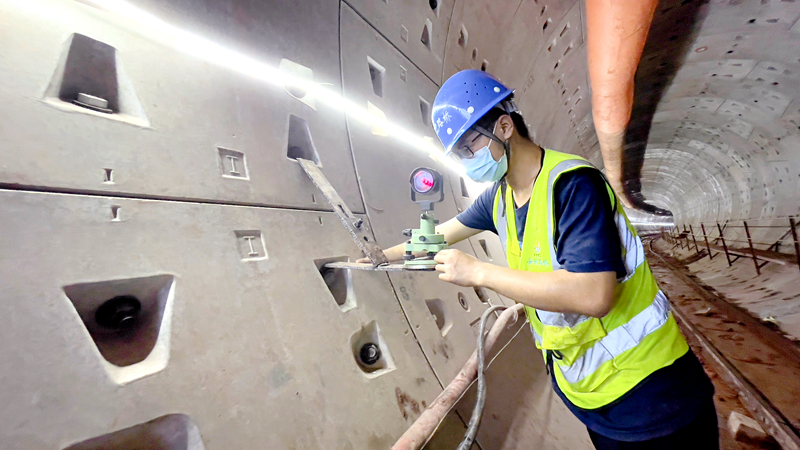 測量人員定期復(fù)核盾構(gòu)區(qū)間控制點，確保盾構(gòu)機姿態(tài)符合規(guī)范設(shè)計要求